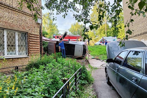 В Ухте перевернулась машина с женщиной и ребенком