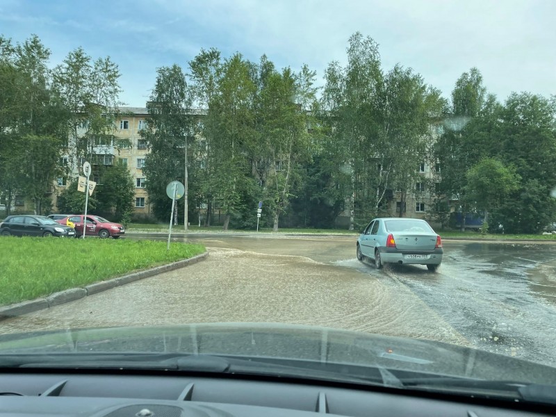 В Сыктывкаре на Октябрьском проспекте ликвидируют порыв трубопровода