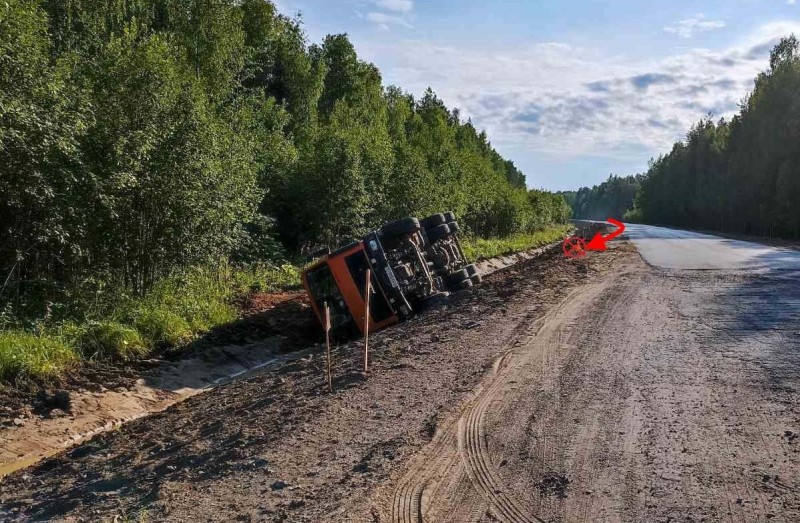 Под Сыктывкаром водитель МАЗа опрокинулся в кювет