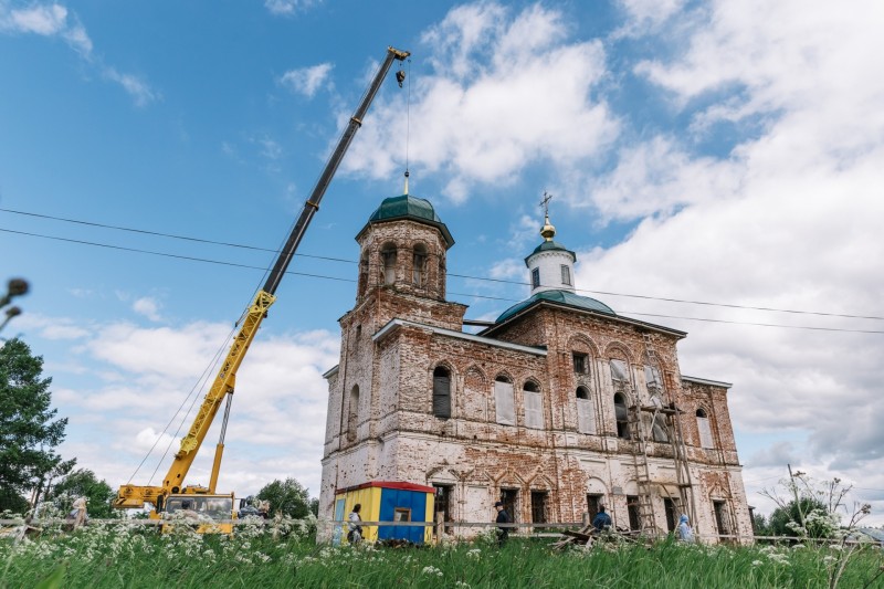 Жители Коми помогают восстанавливать храм деньгами, стройматериалами, крупой и физической силой