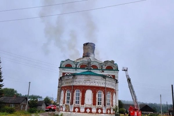 Пожарные локализовали огонь на кровле церкви Кылтовского Крестовоздвиженского женского монастыря