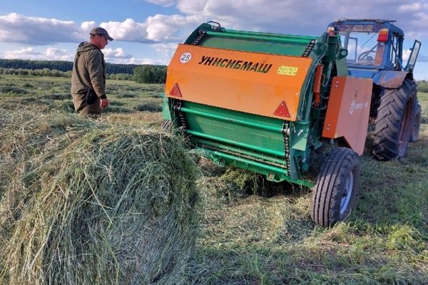 Новый пресс-подборщик помог фермеру Владимиру Артееву из села Кельчиюр завершить страду в два раза быстрее
