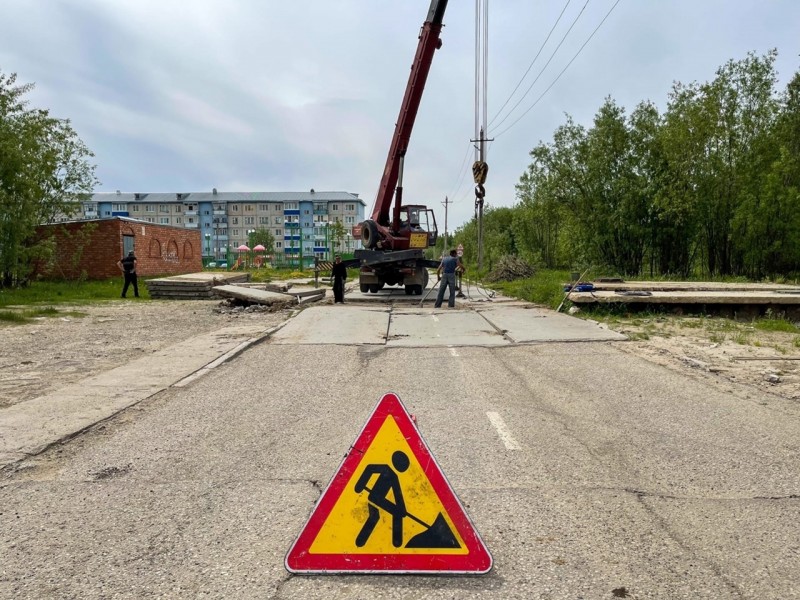 Решаем вместе: в Вуктыле организовали вывоз мусора, заменили дорожные плиты и отремонтировали канализационный колодец