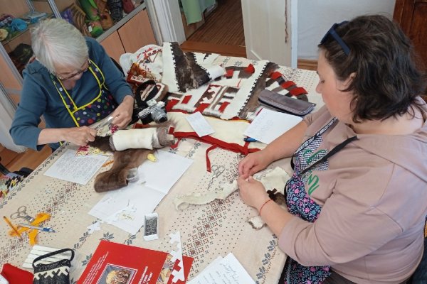 Мастера из Ижемского района обучились в Нарьян-Маре косторезному делу и пошиву меховой мозаики
