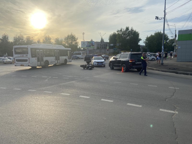 В Сыктывкаре в результате двойного ДТП опрокинувшийся на дороге мотоциклист попал в больницу