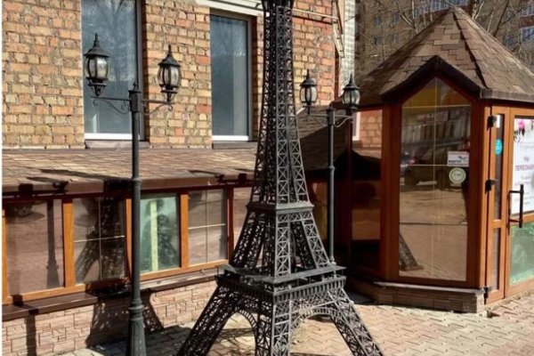 В Сыктывкаре на продажу выставили Эйфелеву башню