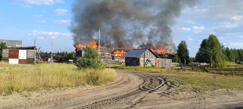 В печорском поселке Каджером сгорел дом, 12 семей остались без жилья