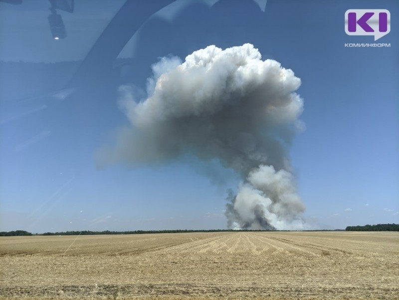 В Усть-Цилемском районе из-за подхода лесного пожара к деревне вертолет срочно доставил пожарных к месту возгорания