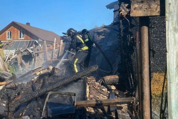 В центре Сыктывкара тушат пожар