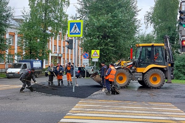 В Сыктывкаре обновляют тротуары на ул.Куратова