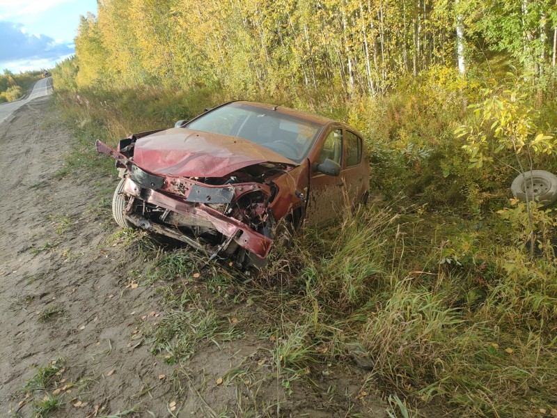 Под Усинском нетрезвый водитель Renault угодил в кювет, а потом в больницу