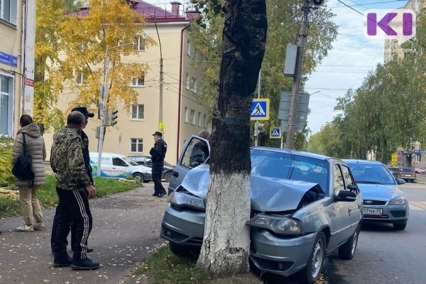 Экзамен не сдан: сыктывкарка на учебной машине врезалась в дерево 