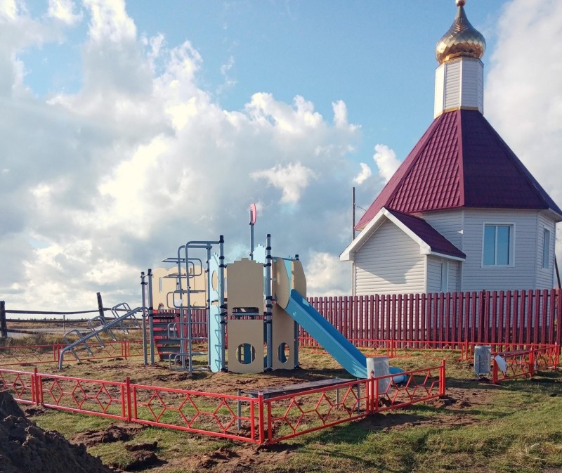 В интинском селе Петрунь установили современный детский комплекс
