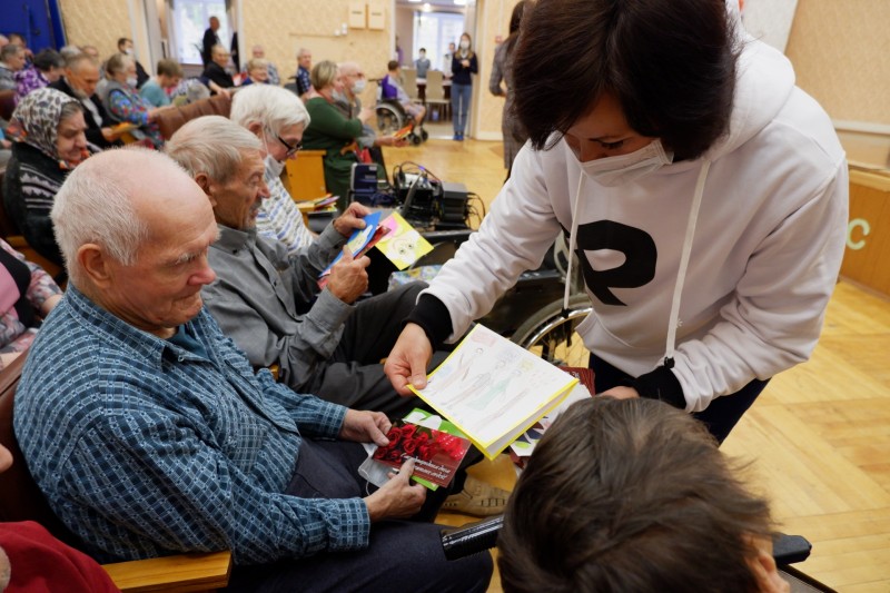 В Тентюковском доме-интернате для пожилых в Сыктывкаре провели концерт

