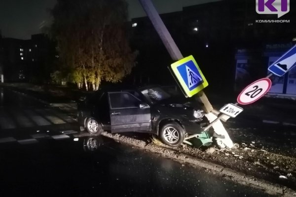 В Ухте водитель ВАЗа снес опору ЛЭП и дорожный знак