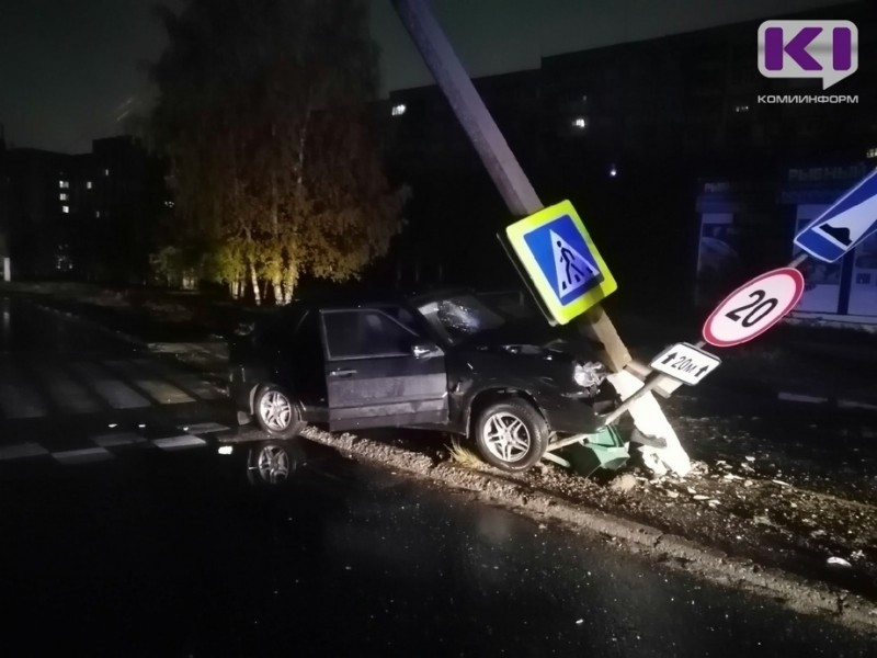 В Ухте водитель ВАЗа снес опору ЛЭП и дорожный знак