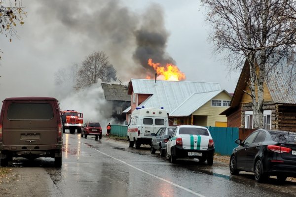 В Ижме произошел пожар в деревянном доме