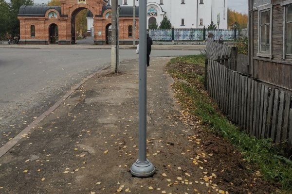 В Сыктывкаре посреди тротуара воткнули столб для дорожного знака