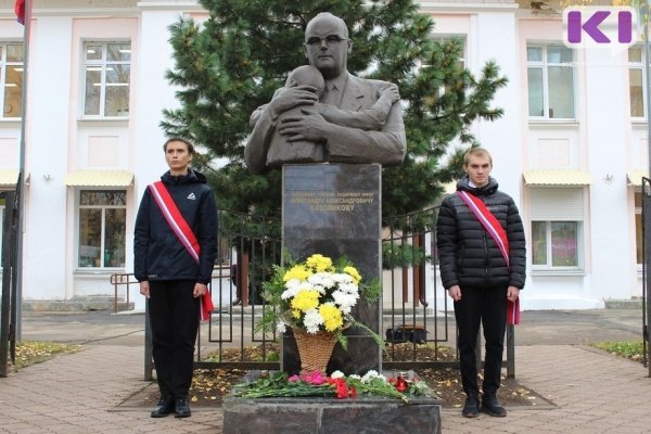 В Сыктывкаре прошел митинг в день рождения директора школы-интерната Александра Католикова