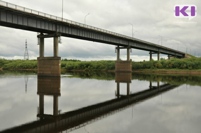 С Краснозатонского моста упал молодой человек 