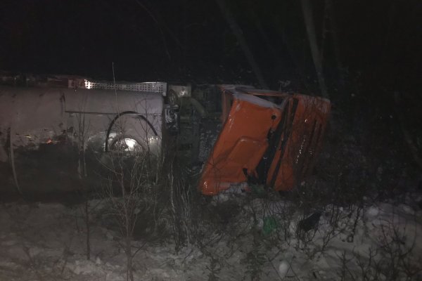 Под Усинском водитель КАМАЗа с цистерной опрокинулся в кювете