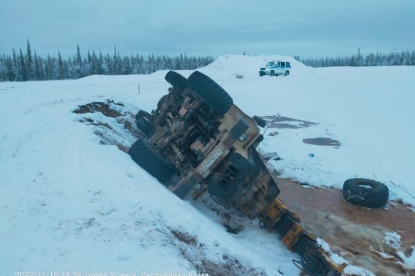 На промысловой дороге под Усинском опрокинулся автокран