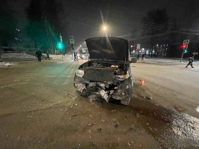 В Сыктывкаре 72-летняя водитель Land Rover врезалась в УАЗ и снесла дорожный знак