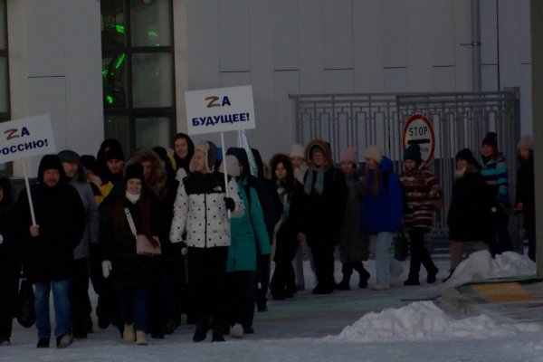 Десятки молодых людей выстроились в букву Z на ледовом поле республиканского стадиона в Сыктывкаре