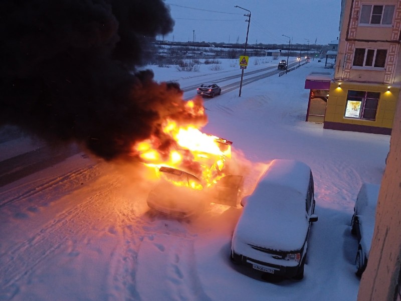 В Воркуте во дворе дома сгорел автомобиль 