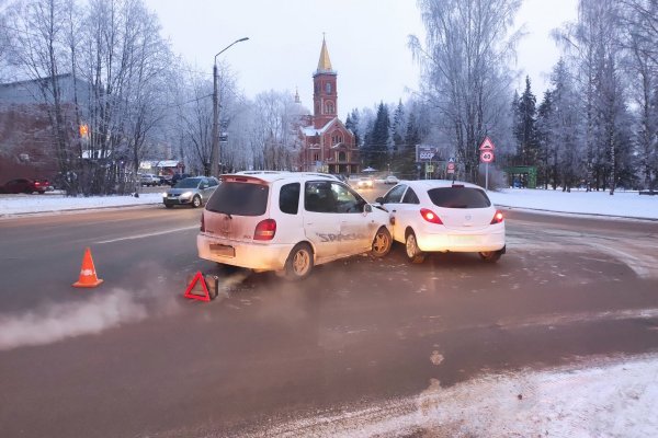 В Сыктывкаре водитель Toyota Corolla на кольце у Мичуринского парка не пропустил иномарку
