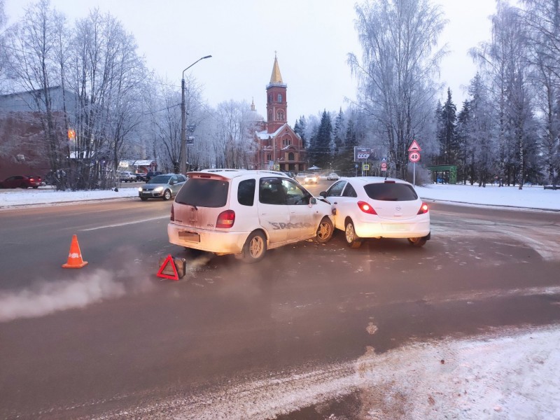 В Сыктывкаре водитель Toyota Corolla на кольце у Мичуринского парка не пропустил иномарку
