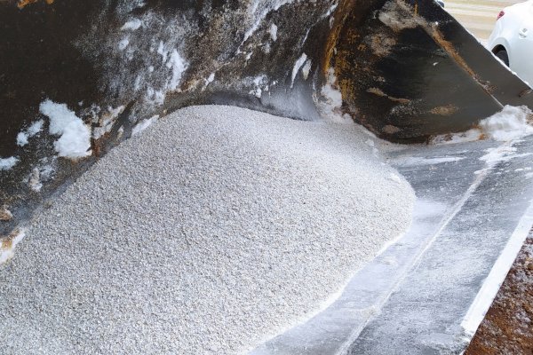 В Сыктывкаре приступили к обработке тротуаров мраморной крошкой

