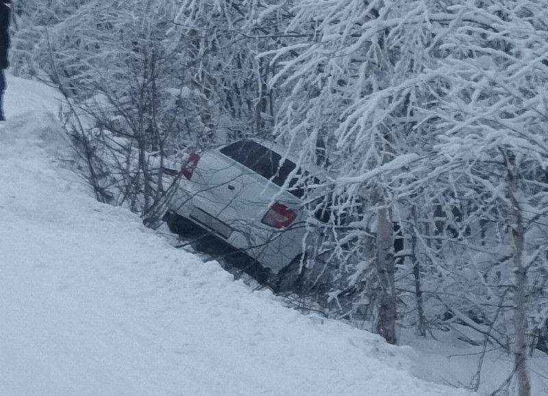 В Печоре "Лада Гранта" съехала в кювет, пассажирка получила травмы
