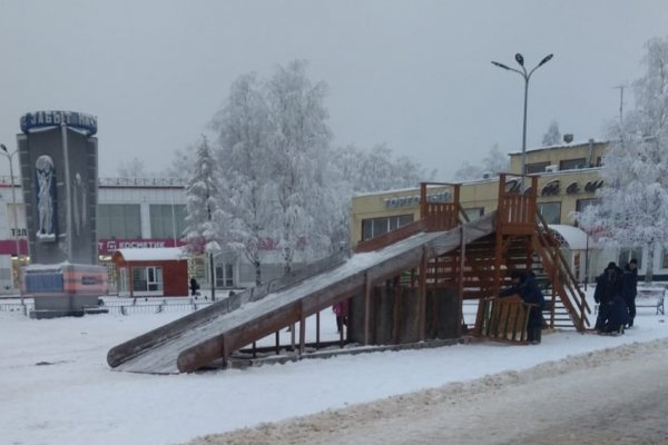 В Эжве ребенок упал с горки и потерял сознание