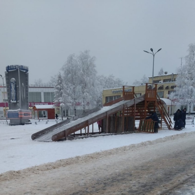 В Эжве ребенок упал с горки и потерял сознание