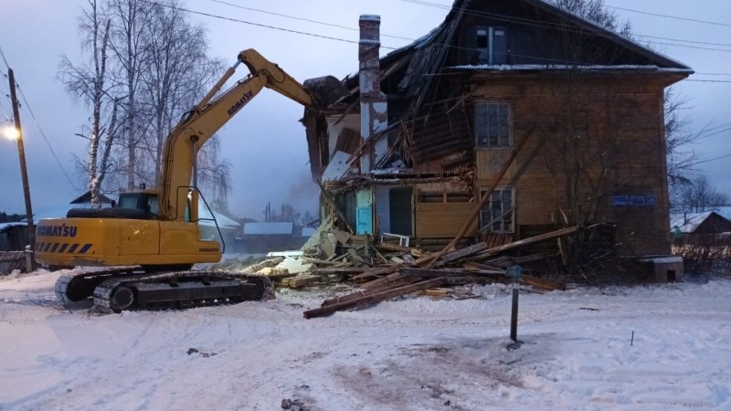 В Сыктывкаре сносят ветхий дом в пригороде