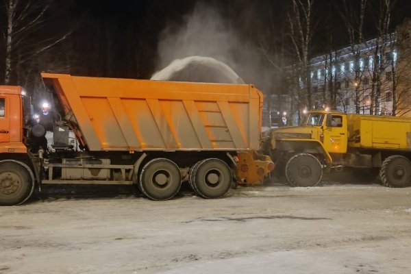 С дорог Сыктывкара за сутки вывезли более тысячи кубометров снега