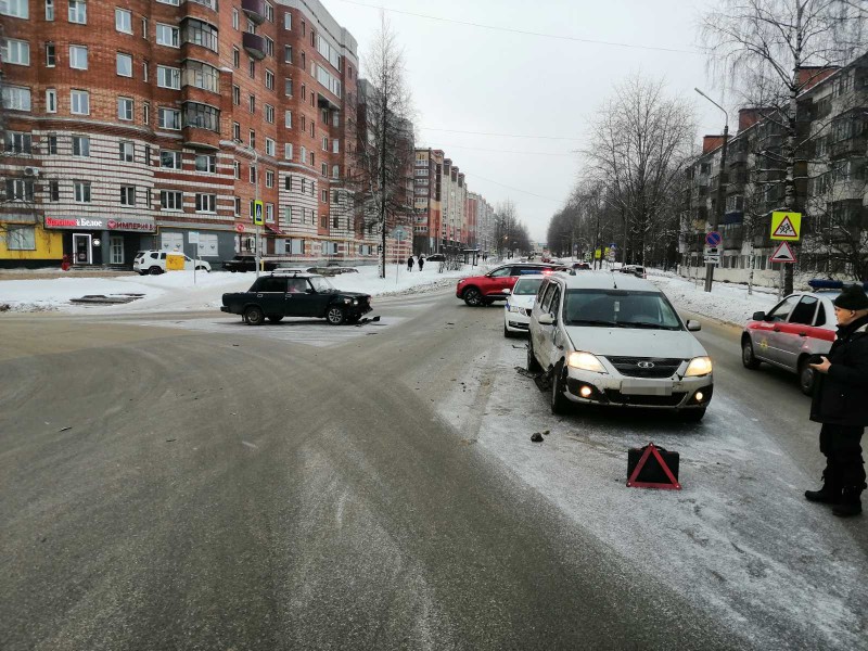 В Сыктывкаре водитель "семерки" врезался в "Ларгус"