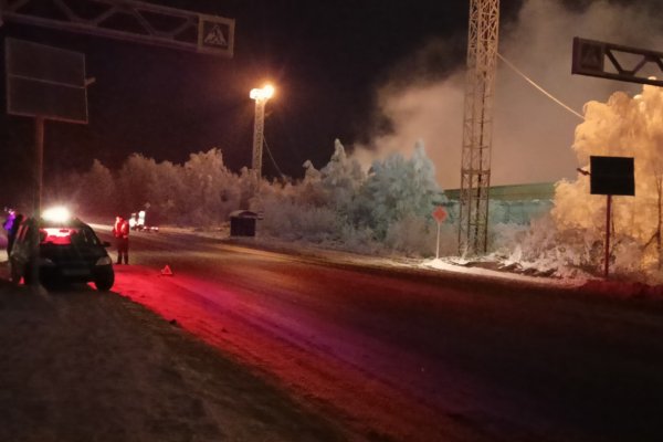 В Эжвинском районе Сыктывкара мужчина пересекал дорогу вне пешеходного перехода и попал под колеса авто