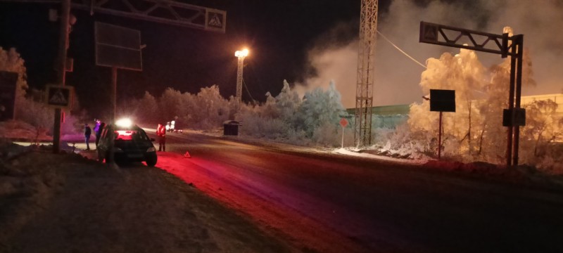 В Эжвинском районе Сыктывкара мужчина пересекал дорогу вне пешеходного перехода и попал под колеса авто