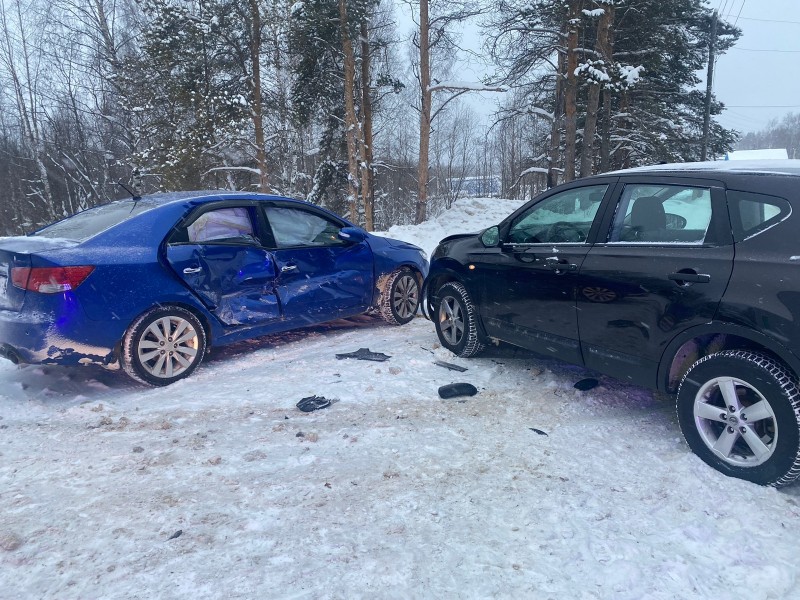 В Ухте водитель при повороте налево не уступил дорогу встречному авто