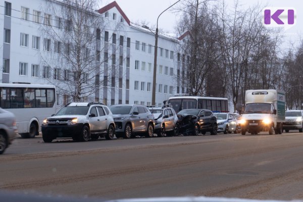 В Сыктывкаре столкнулись четыре машины