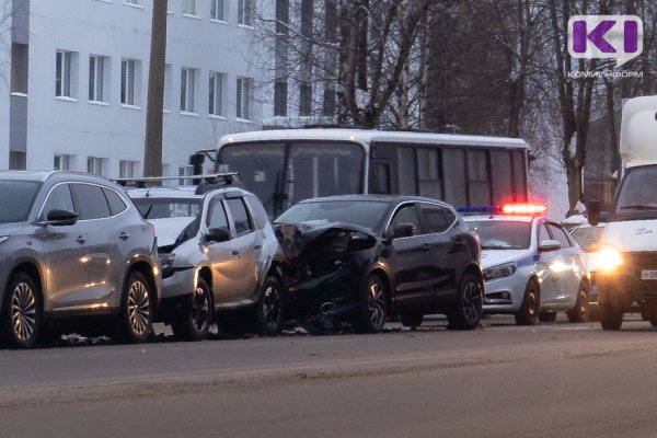 Появились подробности утреннего массового ДТП в Сыктывкаре