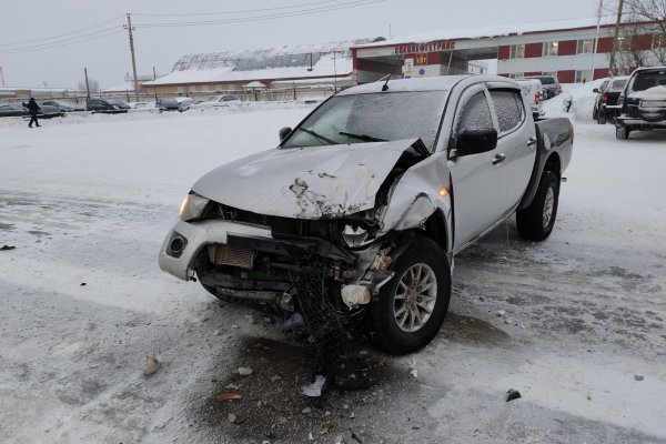 В Усинске водитель КамАЗа помял Mitsubishi L200