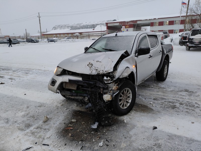 В Усинске водитель КамАЗа помял Mitsubishi L200