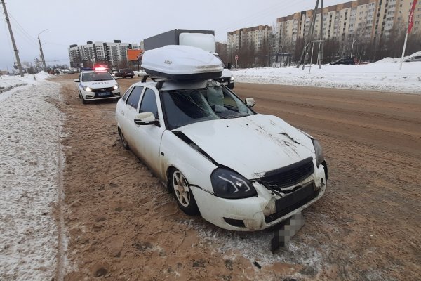 В Сыктывкаре возле заправки водитель экскаватора не пропустил 