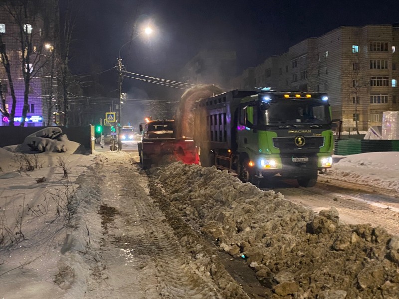 В Сыктывкаре за сутки с улиц города вывезли почти четыре тысячи кубометров снега