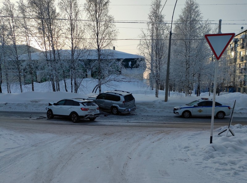 В Усинске водитель Toyota Land Cruiser не уступил дорогу "Ладе"