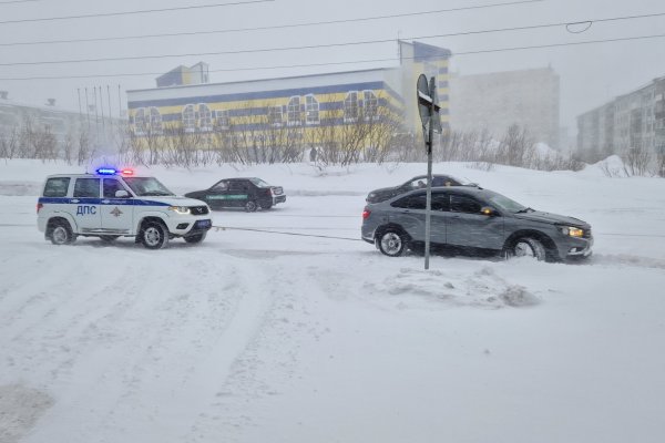 Воркутинских водителей из сугробов достают сотрудники ГИБДД 