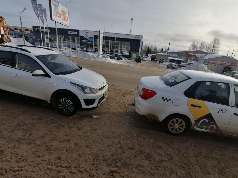 В Сыктывкаре после столкновения с Kia Rio пассажирка такси получила травмы